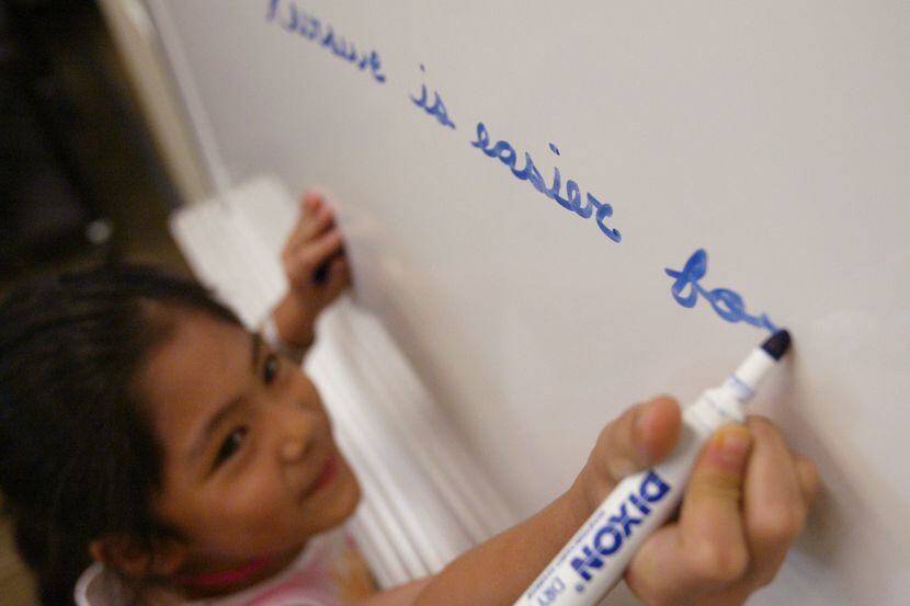 Una niña escribe en cursiva en la escuela Greenhill en Addison. (Por Kye R. Lee / DMN)
