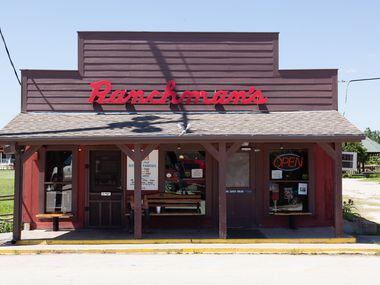 Ranchman's Cafe este o casă de fripturi confortabilă în orășelul Ponder, Texas.  Este închis de aproape doi ani.  Dar cine contează când este deschis trei sferturi de secol?