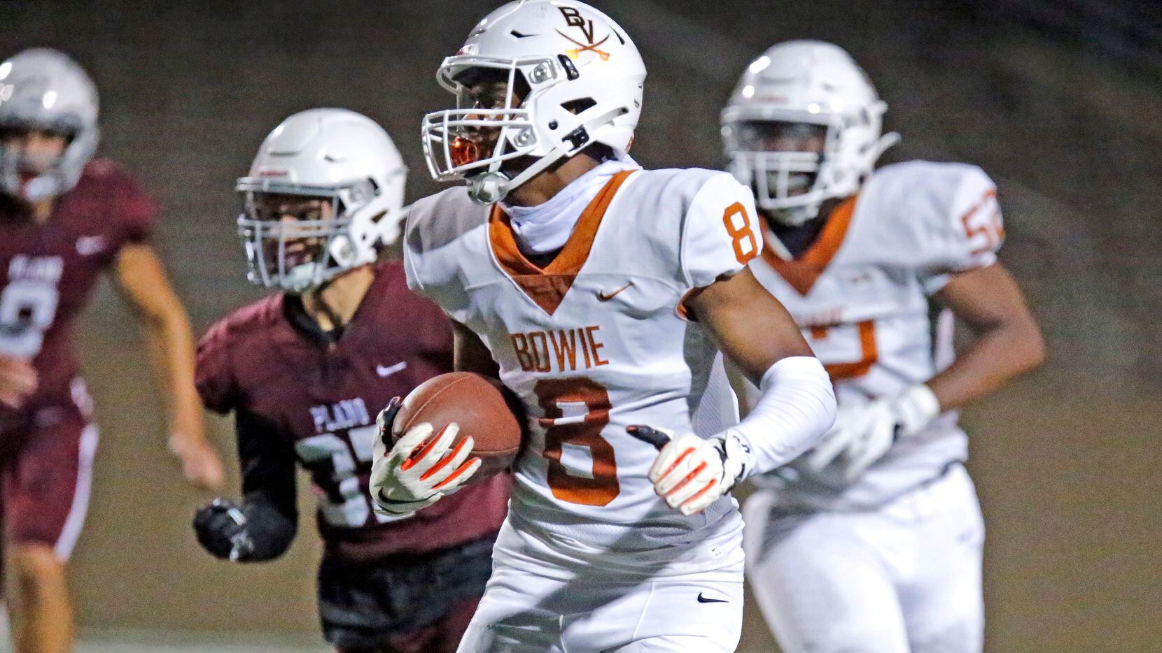 Arlington Bowie wide receiver Kelby Valsin (8) takes a pass at the line of scrimmage and...