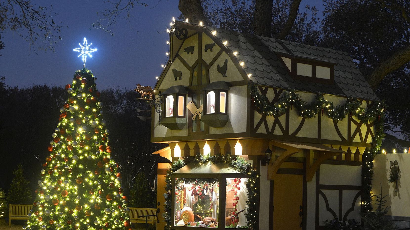 Una aldea navideña y la casa histórica DeGolyer decorada con  “Christkindlmarket Treasures”...