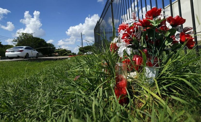 Unas flores yacen al pie de la policía de Balch Springs en julio pasado, cuando Roy Oliver...