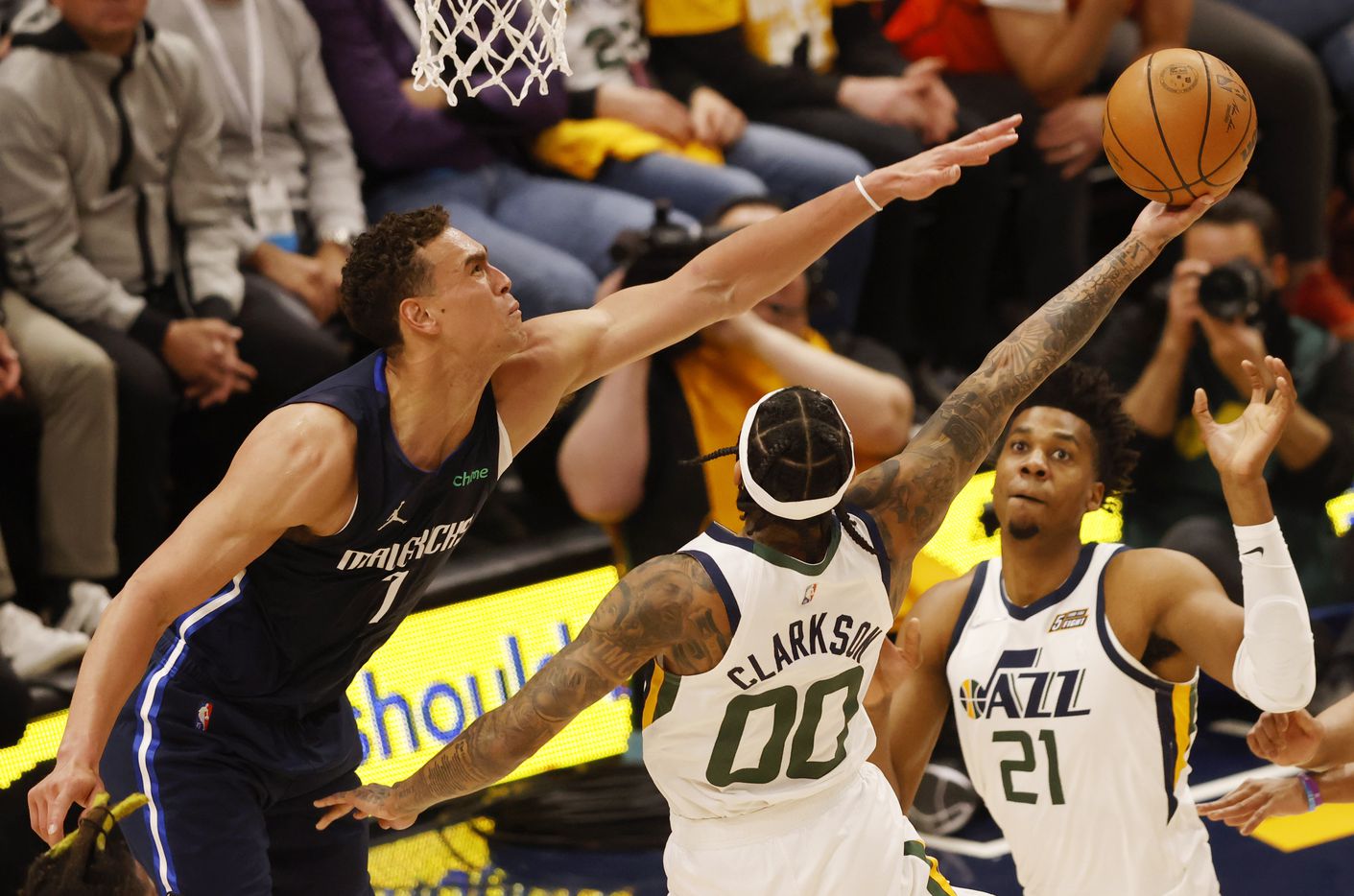 Dallas Mavericks center Dwight Powell (7) defends a shot from Utah Jazz guard Jordan...
