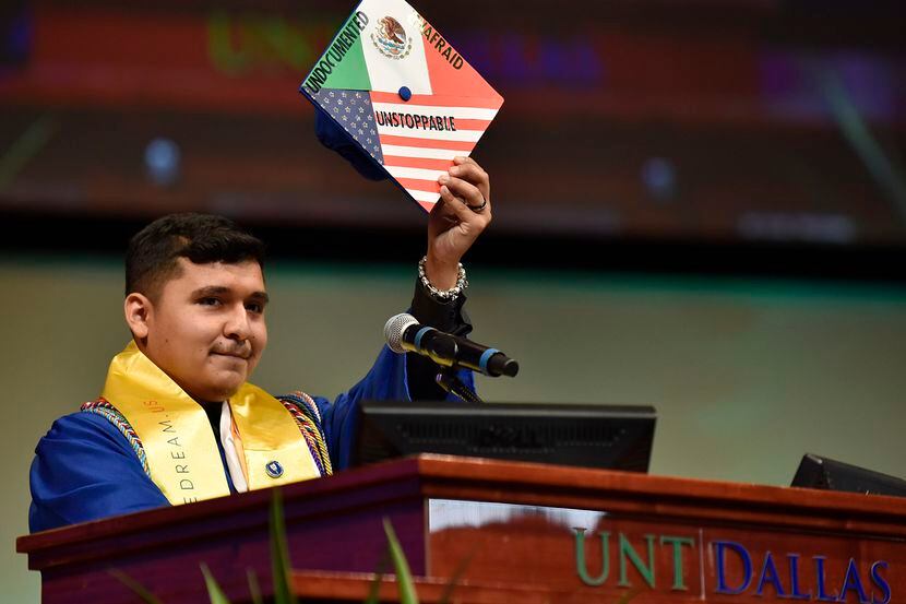 Héctor Robledo, estudiante beneficiario del programa DACA, dio el discurso estudiantil...