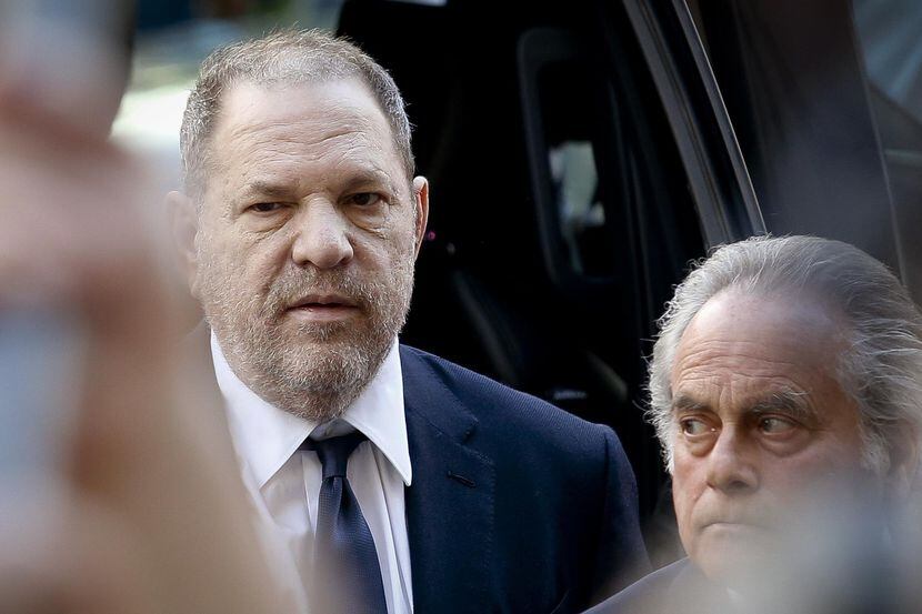 El ex productor de Hollywood Harvey Weinstein se presentó en una corte en Manhattan y se...