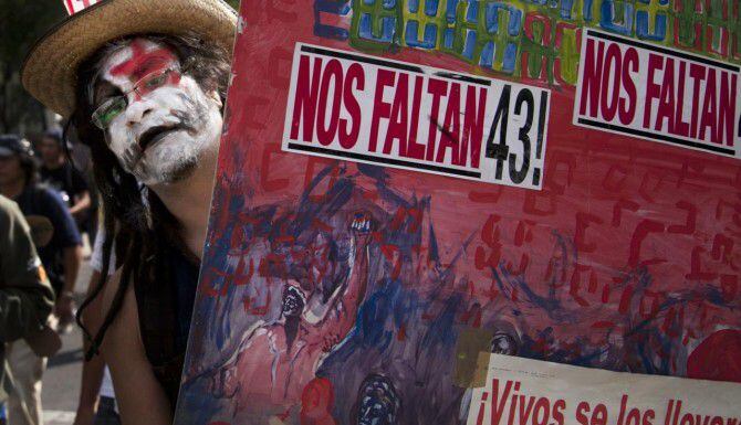 Un estudiante protesta en la Ciudad de México por la desaparición de 43 normalistas de la...