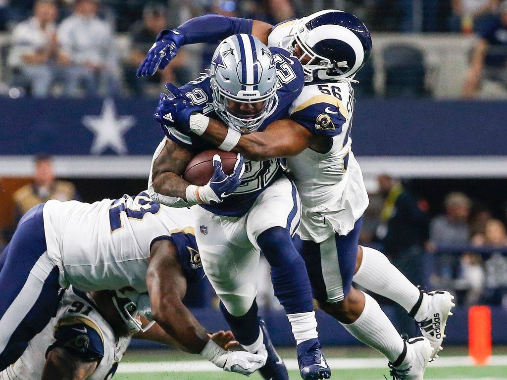 El corredor de los Dallas Cowboys, Ezekiel Elliott (21), rompe tacleadas en el juego contra los Rams de Los Ángeles, el 15 de diciembre de 2019 en el AT&T Stadium de Arlington.