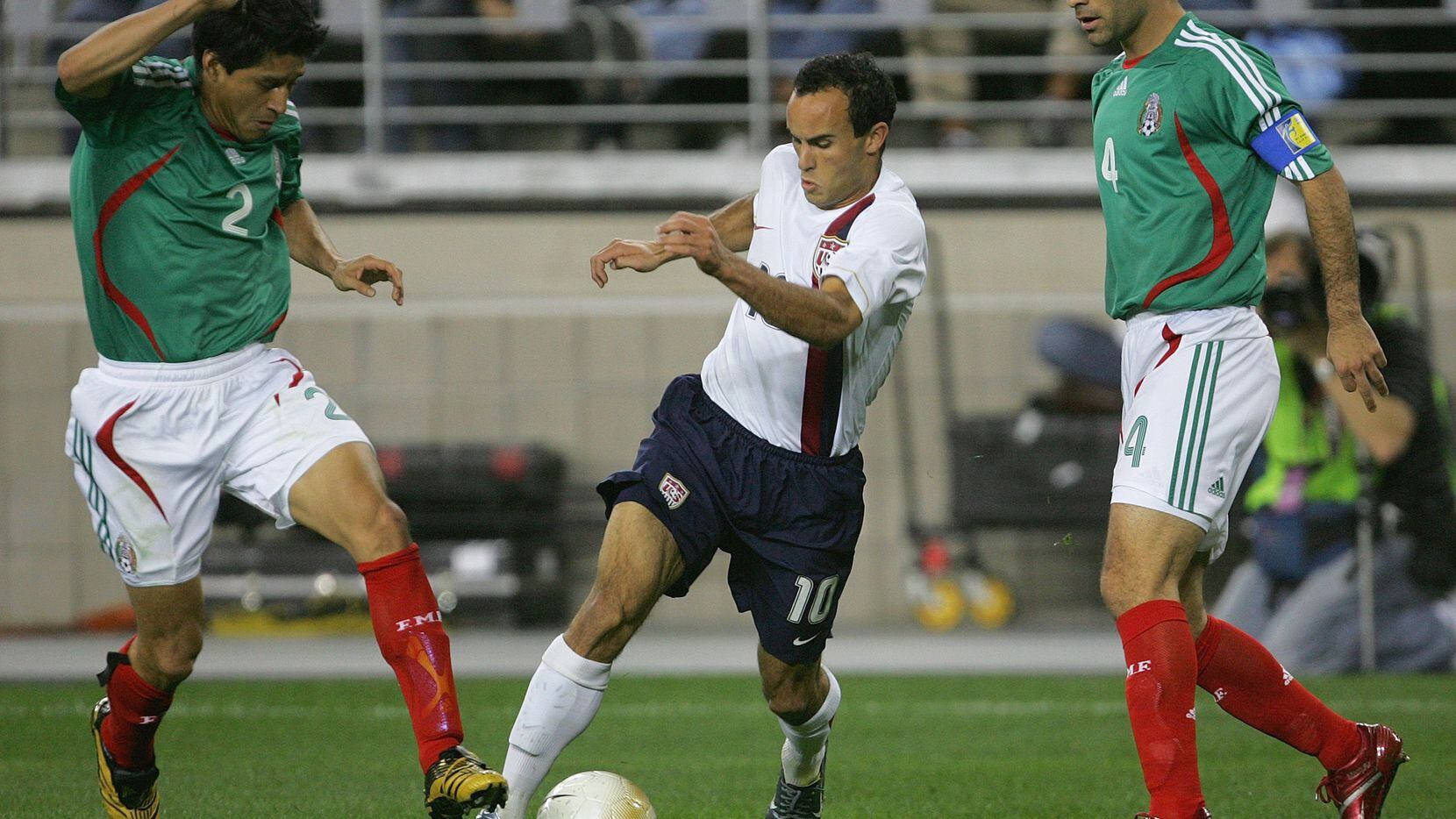 El delantero de la selección de Estados Unidos, Landon Donovan, conduce el balón entre Ricardo Osorio (izq) y Rafael Márquez de la selección mexicana en un partido amistoso efectuado el 7 de febrero de 2007 en The University of Phoenix Stadium en Glendale, Arizona.