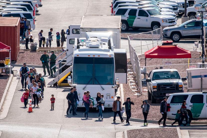 Inmigrantes son transportados a un centro de detención en El Paso. (PAUL RATJE/AFP/Getty...