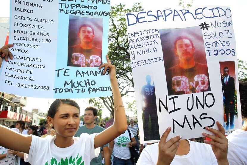 Familiares de los estudiantes desaparecidos en Guadalajara marcharon al pedir al gobierno...