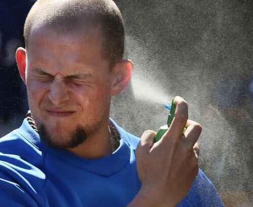 El jugador de beisbol Brandon Snyder se aplica bloqueador solar durante un juego en el 2013....