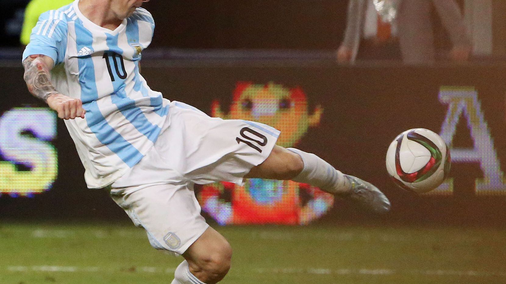 El jugador de la selección de Argentina, Lionel Messi, remata un balón en el juego amistoso...