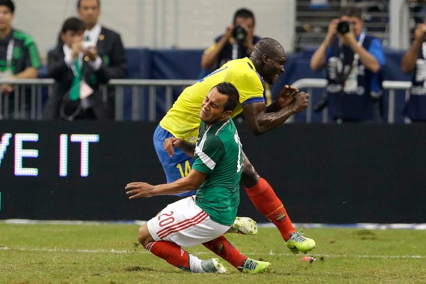 Luis Montes de México  chocó con Segundo Castillo de Ecuador en un amistoso disputado en el...
