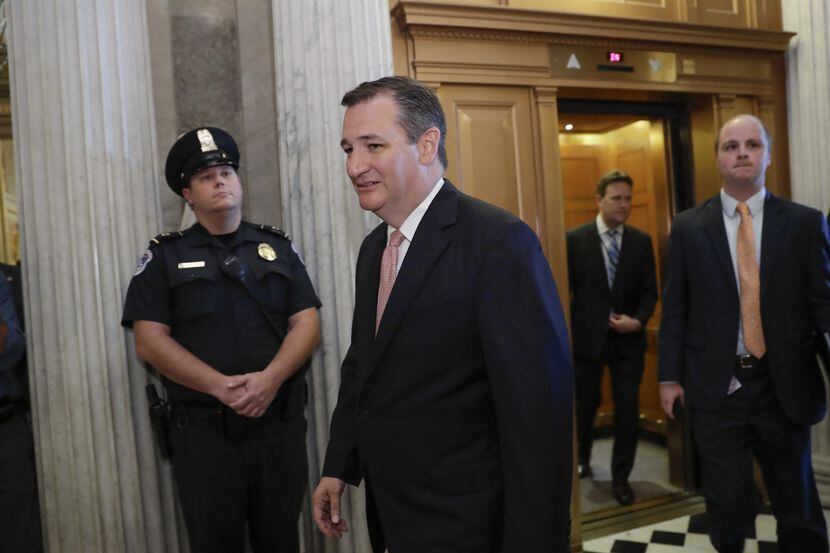 El senador Ted Cruz, republicano de Texas, llega para votar en un senado controlado por los...