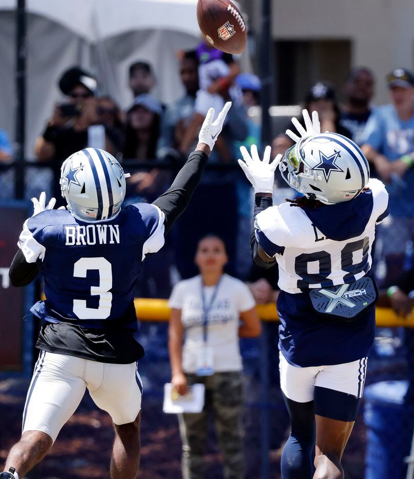 Dallas Cowboys wide receiver CeeDee Lamb (88) catches a deep over-the-shoulder pass against...