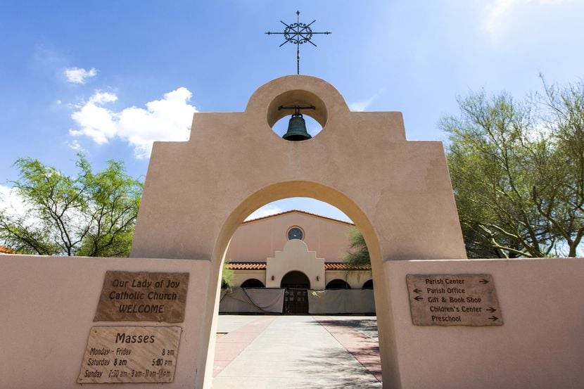 Foto de la iglesia católica Our Lady of Joy de Carefree, Arizona, a la que iban María Raya...