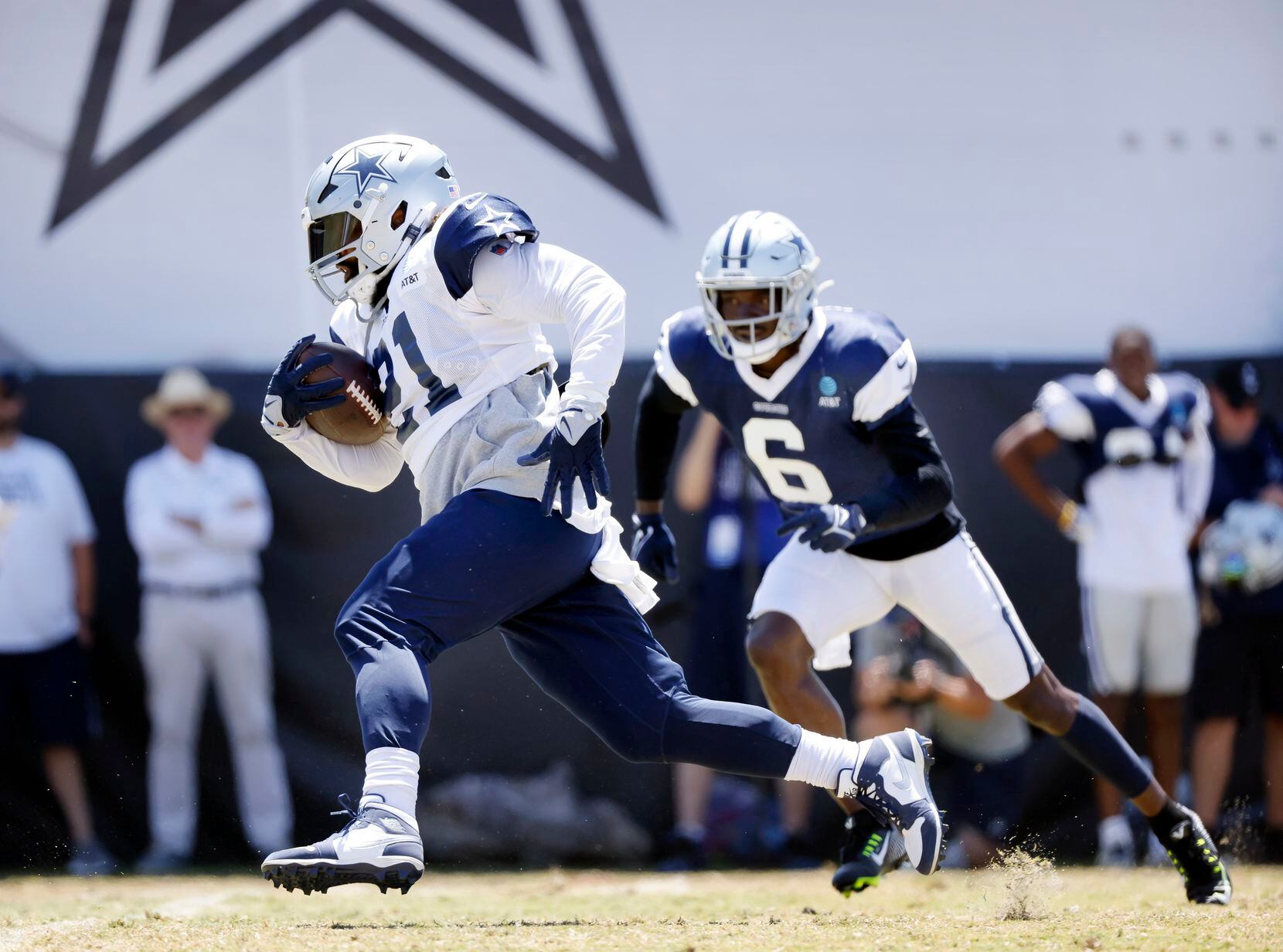 Dallas Cowboys running back Ezekiel Elliott (21) carries the football during a training camp...