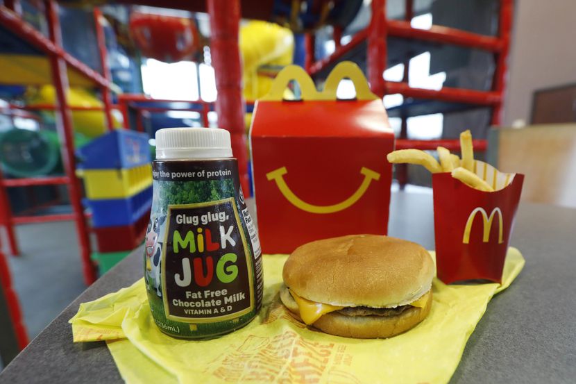 Las nuevas Happy Meals ya no tendrán una cheesburger. McDonald’s busca disminuir el...