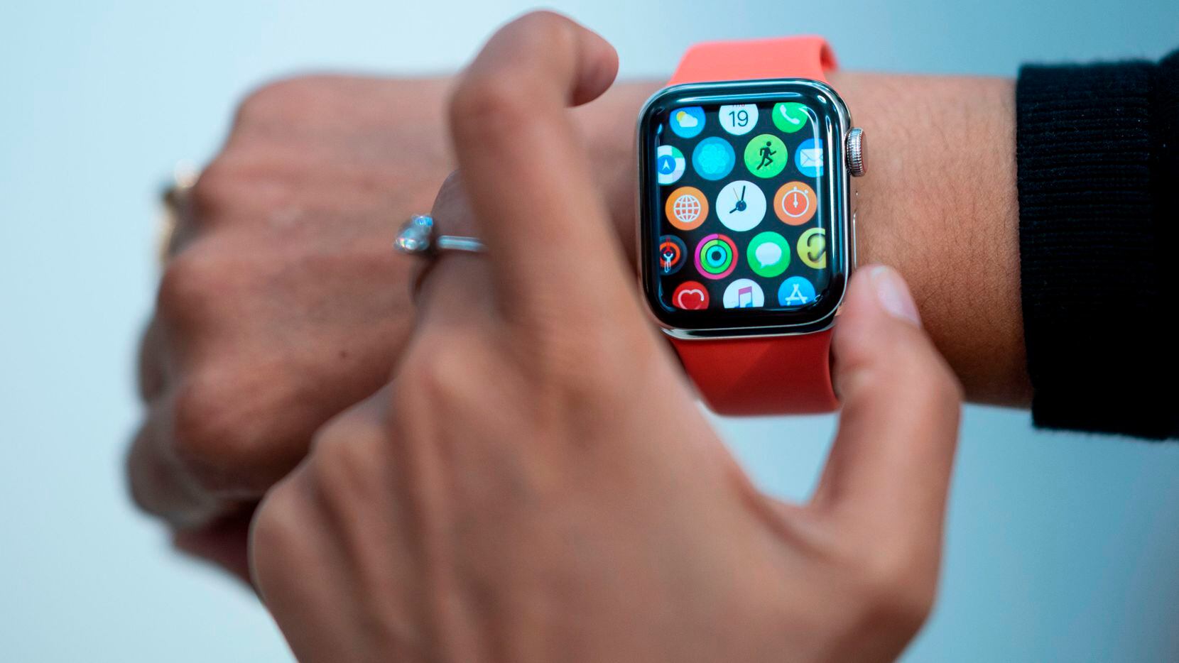 Una persona muestra el nuevo modelo del Apple Watch.