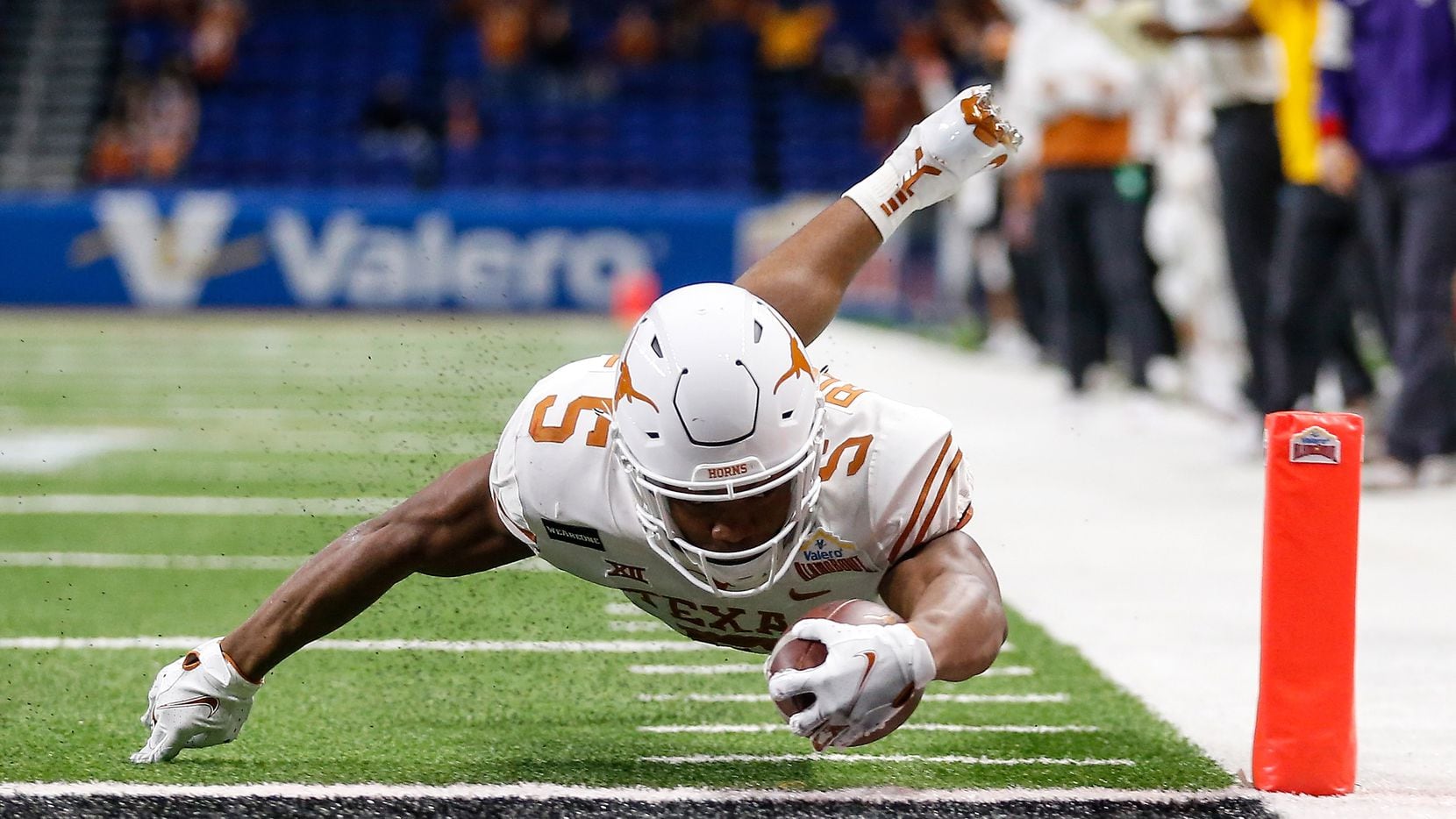 SAN ANTONIO, TEXAS - DECEMBER 29: Bijan Robinson #5 of the Texas Longhorns dives for a touchdown in the first quarter against the Colorado Buffaloes during the Valero Alamo Bowl at the Alamodome on December 29, 2020 in San Antonio, Texas. (Photo by Tim Warner/Getty Images)