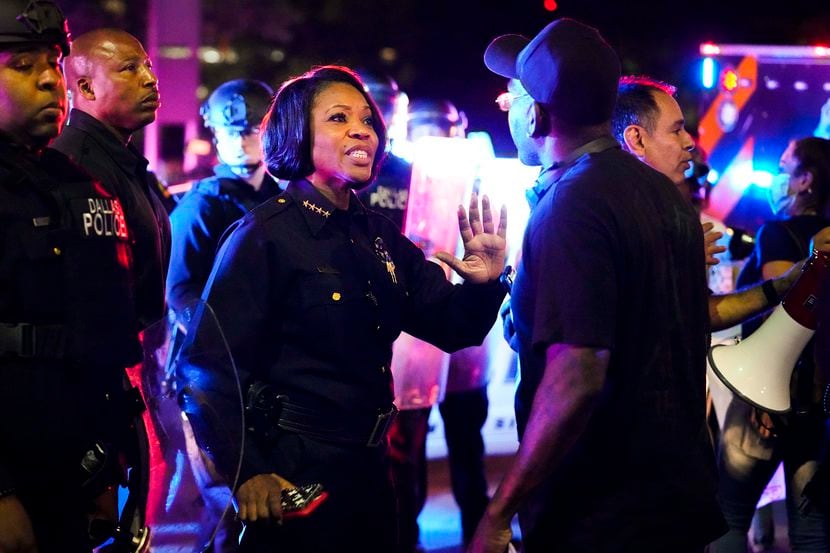 La jefa de la Policía de Dallas Reneé Hall trata de calmar a un manifestante el viernes por...
