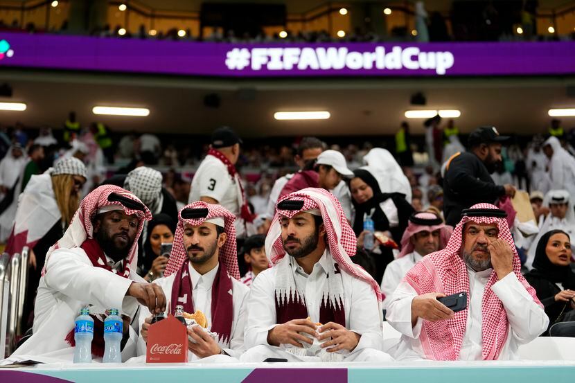 Aficionados en las gradas del Estadio Al Bayt, donde se efectuó la ceremonia de inauguración...