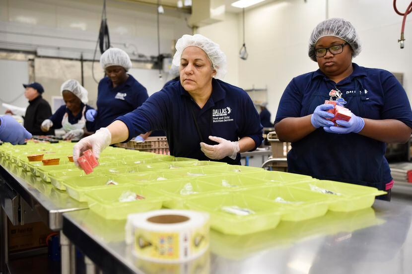 La cocina central del Distrito Escolar de Dallas alimenta miles de estudiantes durante el...
