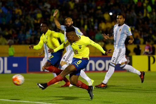 El jugador de Ecuador, Romario Ibarra, anota un gol contra Argentina en las eliminatorias...