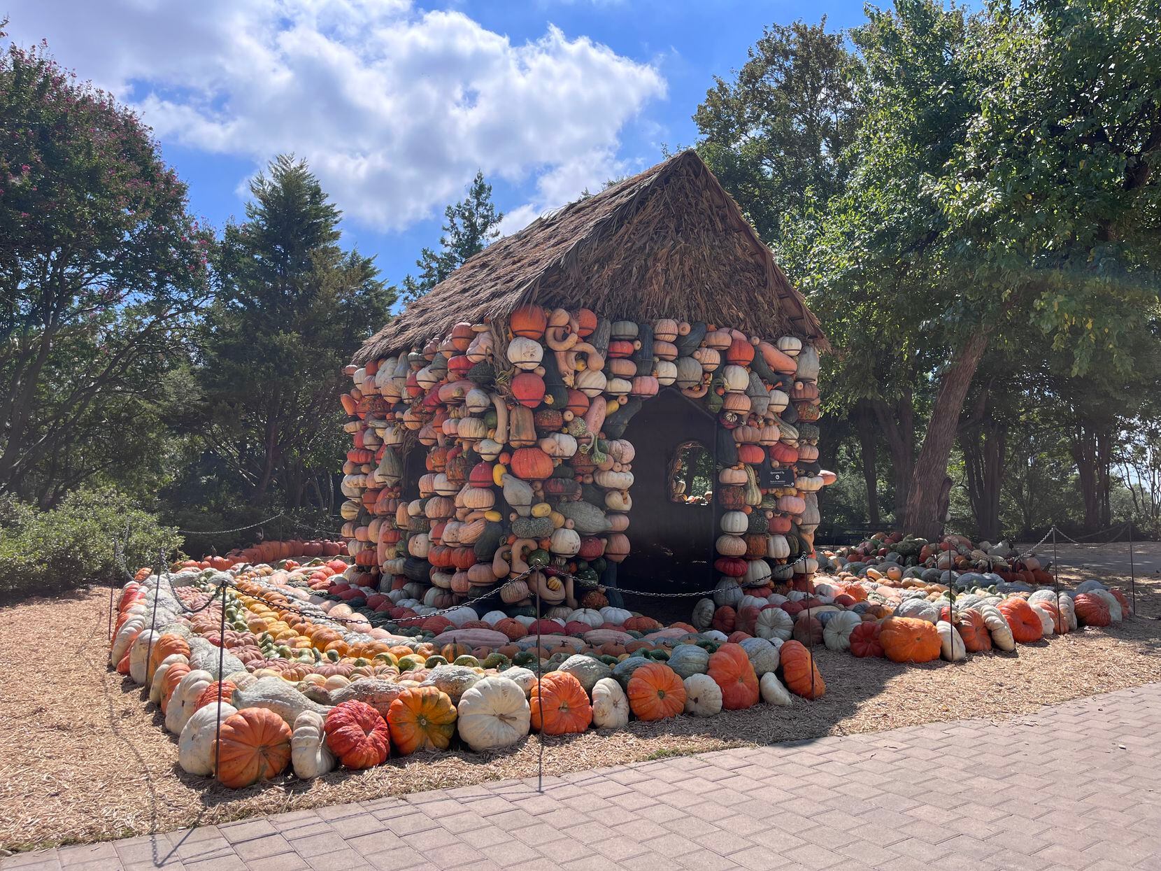 Autumn at the Dallas arboretum with 100,000 pumpkins to tell fairy tales this 2022.