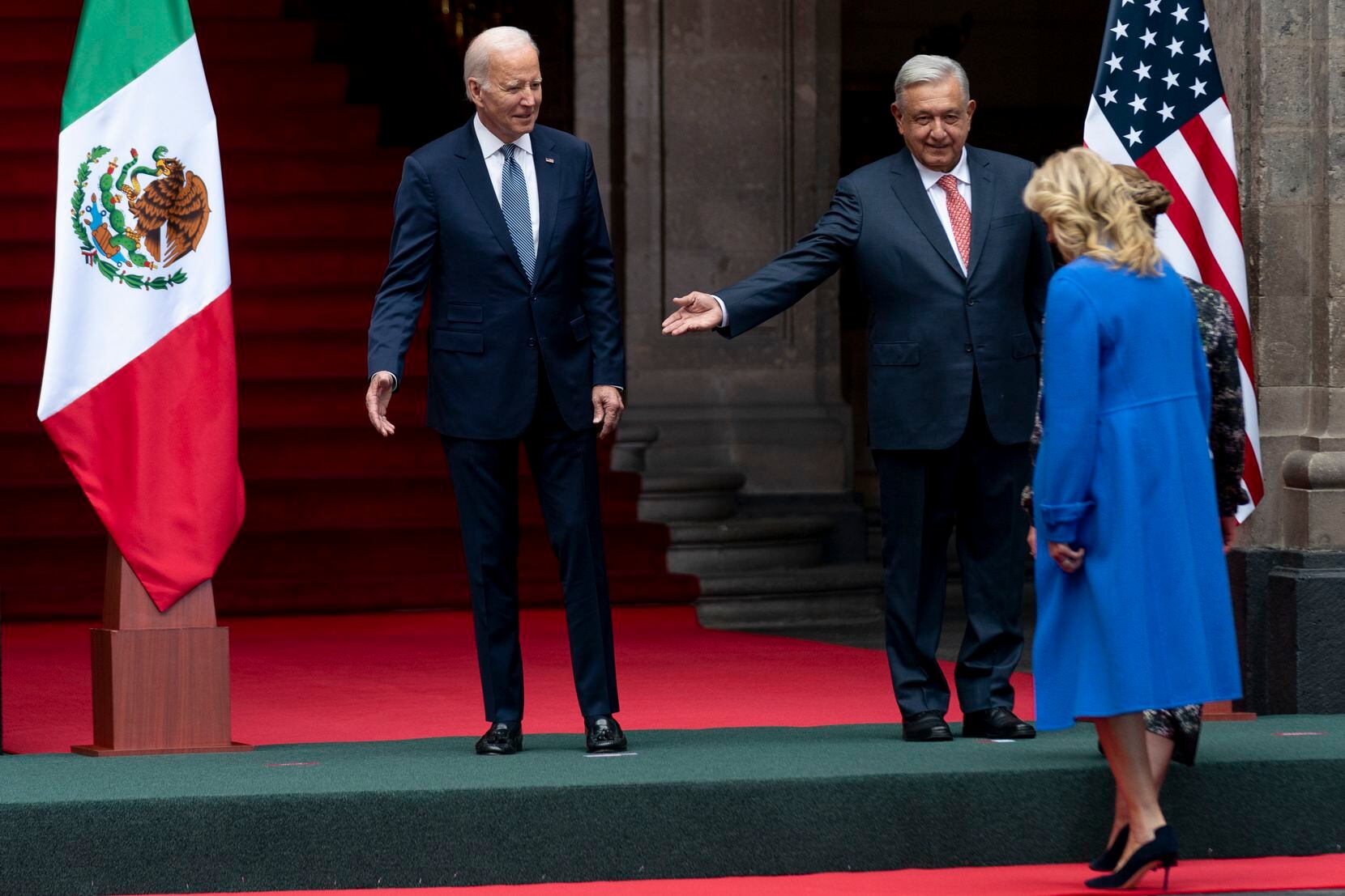 El presidente estadounidense Joe Biden, el mandatario mexicano Andrés Manuel López Obrador y...